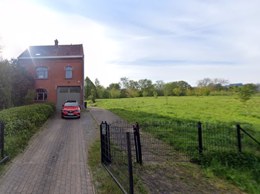 Ontdek deze zeldzame en uitzonderlijke woning die zich op een gezellige en rustige plaats, aan de rand van het Tangebeekbos park bevindt. Met bijna éé